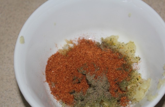 1. Этап. Свинина в соевом соусе в духовке: 2. К измельченному чесноку всыпать специи, травы. Можно также добавлять готовые наборы приправ для мяса.