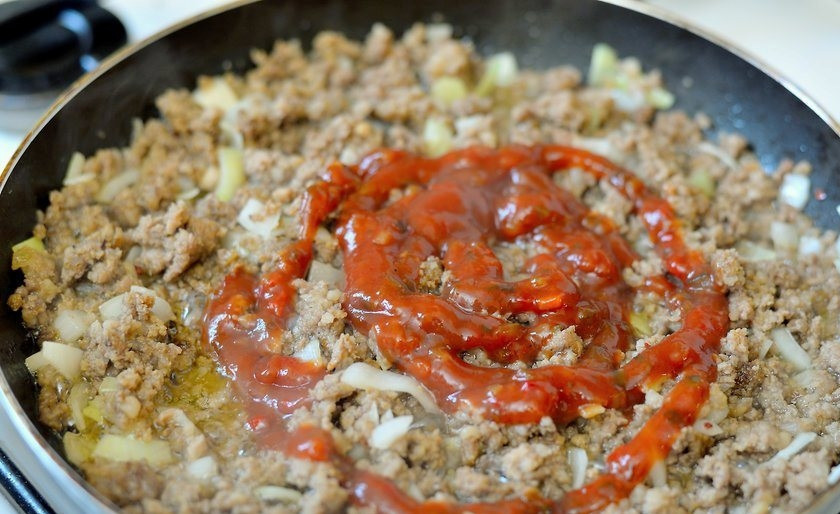 1. Этап. Пирог пастуха: 3. Добавьте томатную пасту и тушите мясо 15 минут.