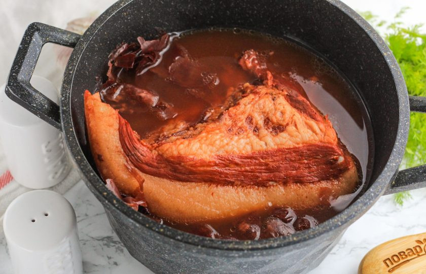 1. Этап. Щековина свиная в луковой шелухе: Затем нагрев выключите и остудите мясо прямо в рассоле.