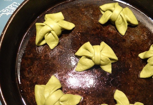 1. Этап. Булочки Бантики: А вот и готовы бантики из зеленого теста.