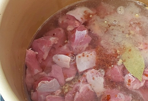 1. Этап. Перловая каша с индейкой Полевая кухня: Залить водой в соотношении 1:3. Нужно залить так, чтобы намокли специи или просто перемешать. Я варю кашу в скороварке на программе 