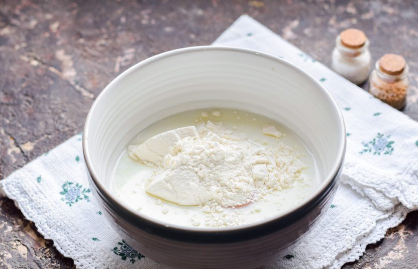 1. Этап. Сливочные блины: Добавьте в миску пшеничную муку.