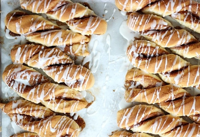 1. Этап. Печенье Палочки корицы: Выпекайте заготовки в разогретой до 180 градусов духовке 20-25 минут.