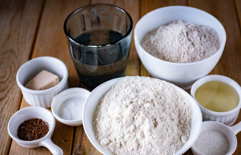 1. Этап. Булочки ржано-пшеничные: Все ингредиенты выложите на стол.