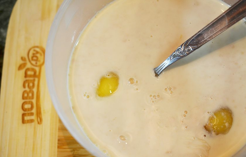 1. Этап. Орлеанские оладьи: 2. Добавьте сахар, соль, яйца и сгущенное молоко. Размешайте.