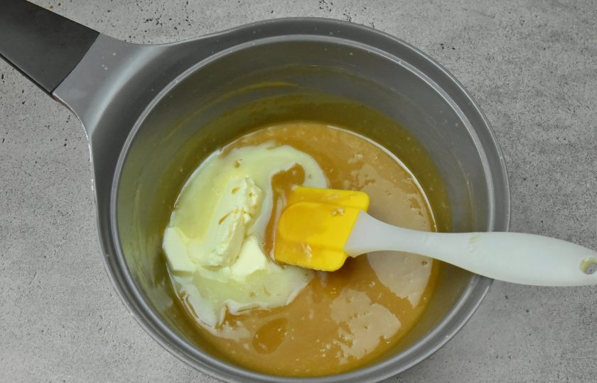 1. Этап. Торт Медок: В сливочный соус добавьте сливочное мало, вмешайте его в соус. Туда же введите желатин. Процедите готовый соус через сито.