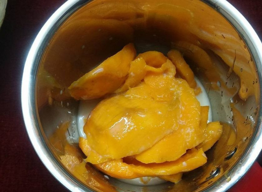 1. Этап. Влажный бисквит с манго: 2. Перемешайте манговое пюре с молоком до однородной массы.