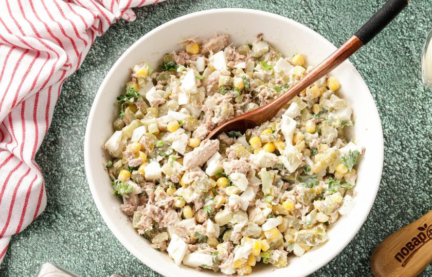 1. Этап. Салат с тунцом, огурцами и кукурузой: Тщательно перемешайте. Салат с тунцом, огурцами и кукурузой готов.