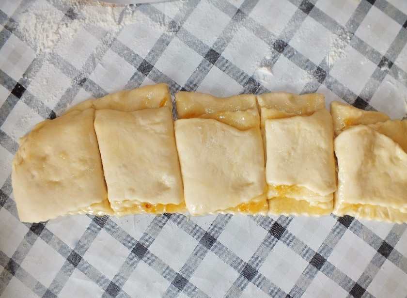 1. Этап. Дрожжевой пирог с повидлом: Положите полоски друг на друга, верхняя должна быть джемом вниз. Затем порежьте поперек: у нас получаются трехслойные квадратики с джемом.