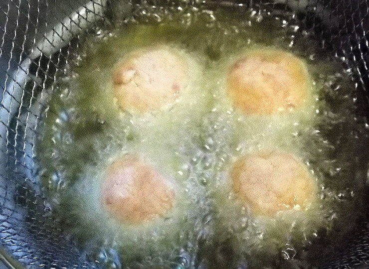 1. Этап. Котлеты Моцарелка: Разогрейте масло и опустите в него котлеты. Обжарьте со всех сторон в течение 5 минут.