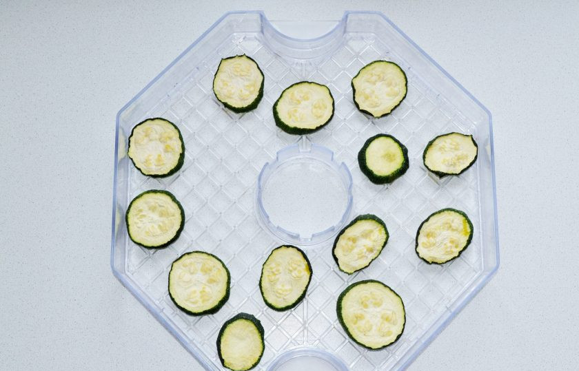 1. Этап. Сушеные кабачки: Вот и все, сушеные кабачки готовы. Остудите их, уберите в банку или контейнер.