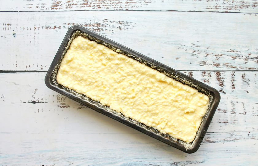 1. Этап. Творожная запеканка Баунти: Форму для запекания размером 9*24 сантиметра смажьте сливочным маслом и выложите творожную массу, разровняйте.