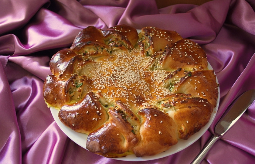 1. Этап. Пирог с зеленью и брынзой: Разогрейте духовку до 200 градусов. Выпекайте пирог 15 минут до румяности.