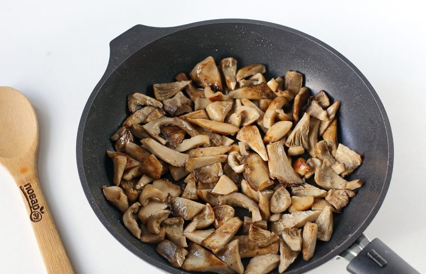 1. Этап. Жареные грузди с картошкой: Когда вода вся стечет, обжарьте грузди в сковороде до легкой золотистой корочки около 10 минут.