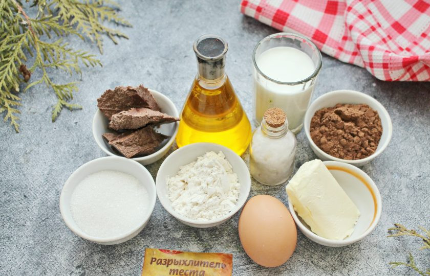 1. Этап. Шоколадные панкейки на кефире: Подготовьте все необходимые ингредиенты для приготовления шоколадных панкейков на кефире. Шоколад измельчите, смешайте со сливочным маслом, растопите и остудите.