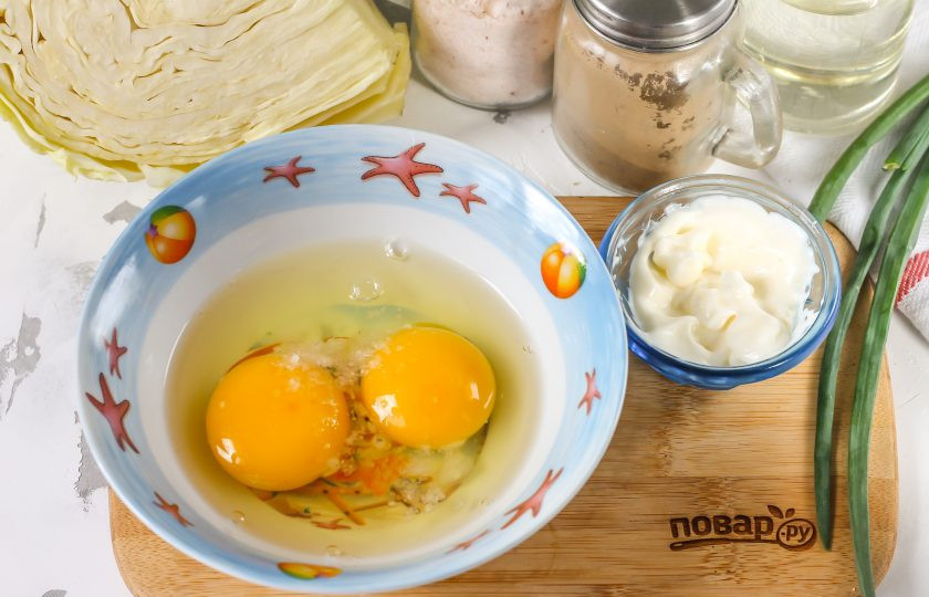 1. Этап. Салат с яичными блинчиками и капустой: Куриные яйца вбейте в глубокую емкость, посолите и взбейте.