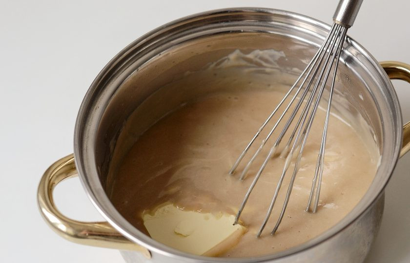 1. Этап. Шоколадный торт с кардамоном: Остудите крем до почти комнатной температуры, добавьте сливочное масло и размешайте.