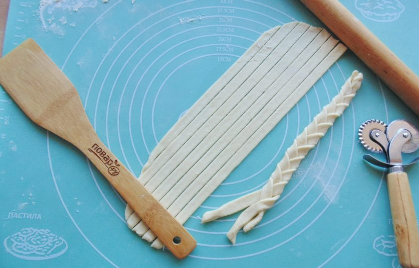 1. Этап. Пирог с капустой и грибами: Остатки теста тоже раскатайте в пласт, который нарежьте полосками. Из полосок сплетите косички.