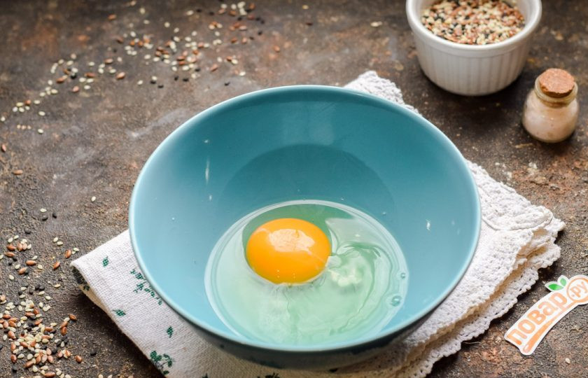 1. Этап. Кексы в микроволновке по Дюкану: В миску вбейте куриное яйцо.