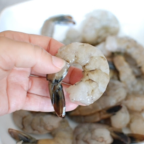 1. Этап. Паста с жареными креветками и лимонно-чесночным маслом: Первым делом необходимо очистить креветки.