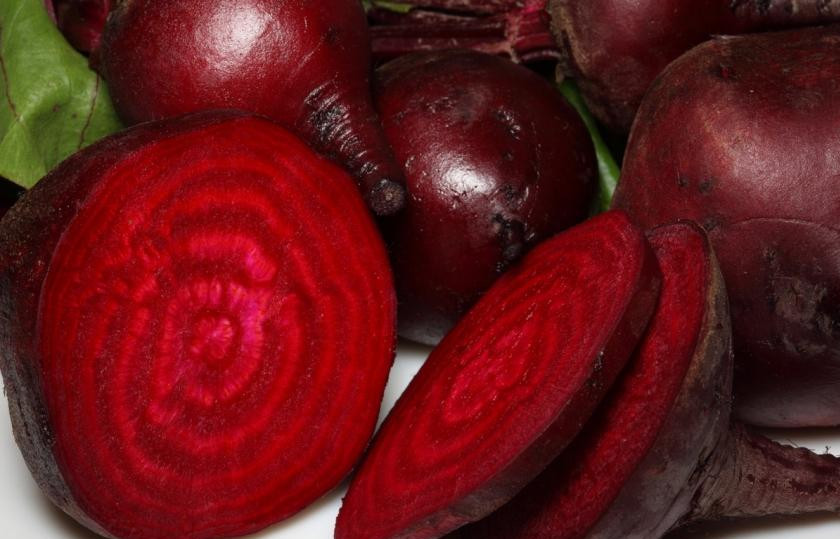 1. Этап. Квас из свеклы: Свеклу нужно хорошенько промыть, очистить от кожуры и нарезать небольшими кусочками. Как Вам удобней.