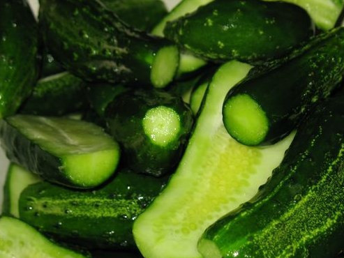 1. Этап. Ассорти из овощей: Огурцы, если средние или мелкие - не режьте. У меня были крупные, некоторые я разрезала пополам. Огурцы варить не надо.