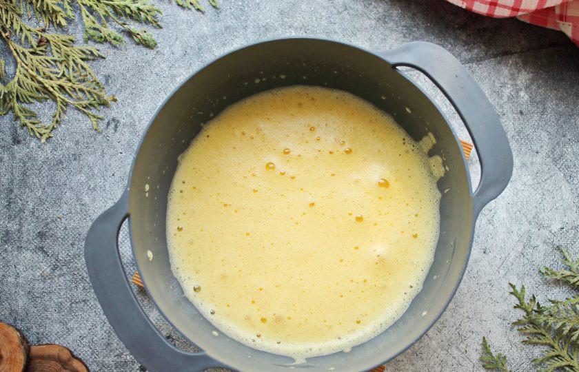 1. Этап. Шоколадно-банановый торт без выпечки за 15 минут: Яйца взбейте в пышную, светлую массу.