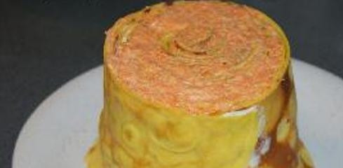 1. Этап. Салат Пенек с опятами: Установите ваш рулет на блюдо.