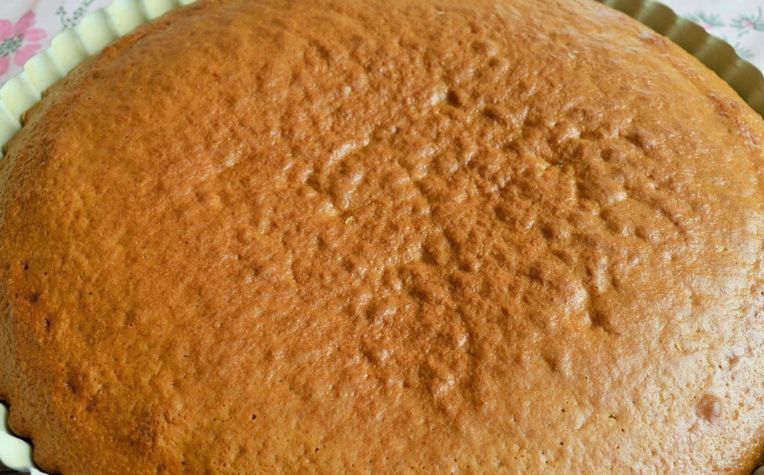 1. Stage. Orchard sponge cake: Hold the finished biscuit in the mold for 5 minutes, then gently remove it. Let cool.