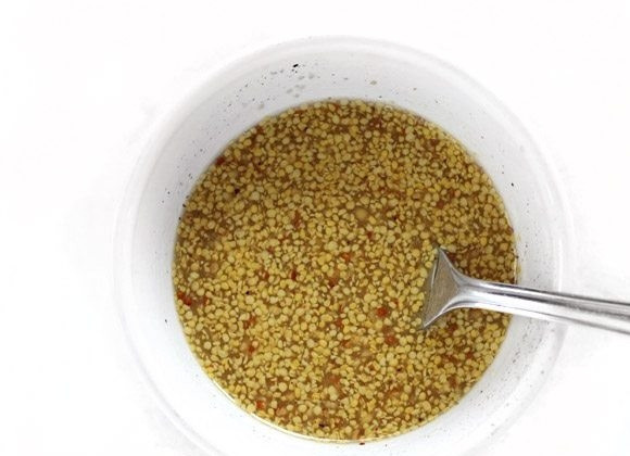 1. Этап. Деревенский картофельный салат: 2. В небольшой емкости смешайте горчицу, сахар, яблочный уксус, молотый перец и добавьте немного соли.