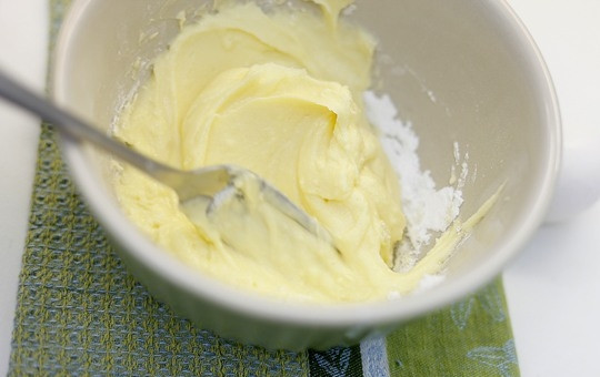 1. Этап. Тарталетки с голубикой: Лимонный кард можно купить уже готовый. Но можно сделать его и самостоятельно. Для этого вам нужно: 2-4 лимона, 100-200 гр. сахара, 20-40 гр. сливочного масла и 2-4 средних яйца. От количества зависит, сколько у вас получится крема в итоге. С лимонов снимите цедру, выдавите лимонный сок. Смешайте лимонную цедру с сахаром, соком и яйцами, всё хорошенько взбейте. Смесь добавьте в кастрюлю, туда же добавьте масло. Варите крем на маленьком огне до полного загустевания (3-5 минут). Обязательно постоянно помешивайте его. Теперь займёмся тестом. Смешайте в одной посуде 1 яйцо, немного сахара, 100 гр. масла, толченый миндаль и муку. Перемешайте. Замесите эластичное тесто.