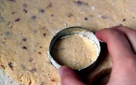 1. Этап. Печенье с беконом и сыром: Берем любые формочки и вырезаем печенье.