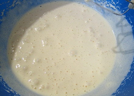 1. Этап. Бисквитные коржи в мультиварке Панасоник: 2. К яйцам понемногу добавляем сахар, все это время перемешивая миксером. Сахар добавляем небольшими порциями, иначе бисквит не поднимется.