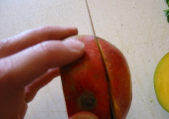 1. Этап. Салат по-тайски: Из манго вынуть косточку и нарезать его тонкими ломтиками.