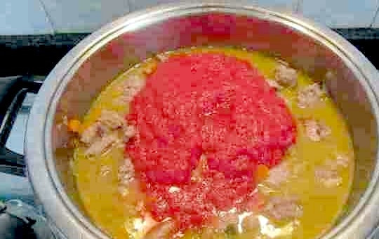 1. Этап. Телятина, тушенная с помидорами: 7. Добавьте протертые помидоры и перемешайте.