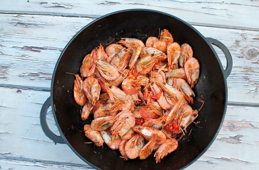 1. Этап. Креветки в казане на костре: Готовые креветки снимите с костра и сразу подавайте к столу.