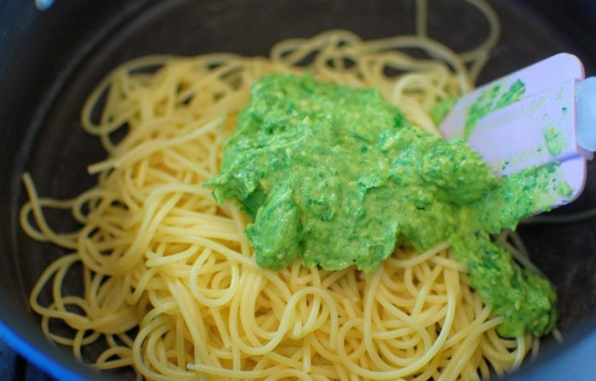 1. Этап. Спагетти с Песто из авокадо: 3. Верните спагетти в кастрюлю, добавьте к ним соус.