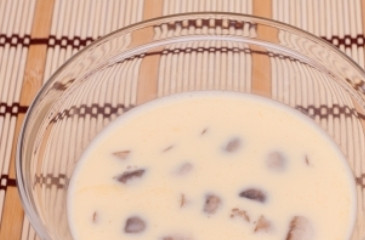 1. Этап. Шампиньоны в кляре: Отваренные грибы опустите в яичную смесь.