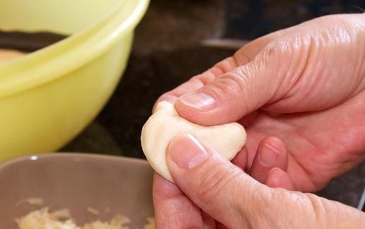 1. Этап. Пирожки с капустой на сдобном тесте: 15. Достаньте тесто. Отщипните от общей массы небольшое количество теста и сформируйте руками лепешку (можно использовать стакан).