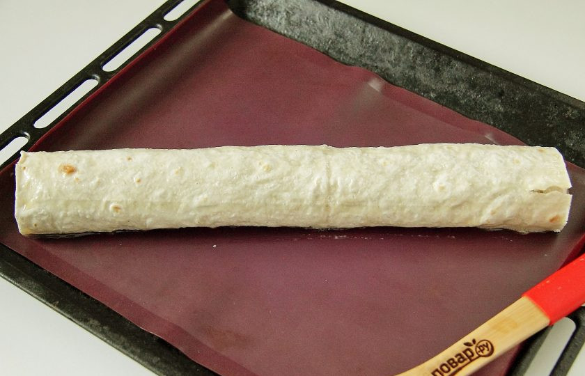 1. Этап. Яблочный штрудель диетический: Заверните лаваш с начинкой рулетом. Перенесите аккуратно рулет на противень, застеленный пергаментом или силиконовым ковриком и смажьте поверхность оставшейся яичной смесью. Выпекайте при 190 градусах около 15 минут.