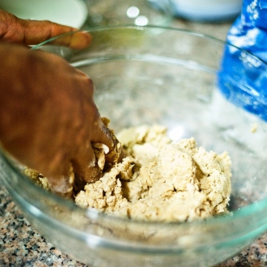 1. Этап. Итальянская пицца Маргарита: Добавляем оливковое масло и соль. Подливая небольшими порциями теплую воду, замешиваем тесто.