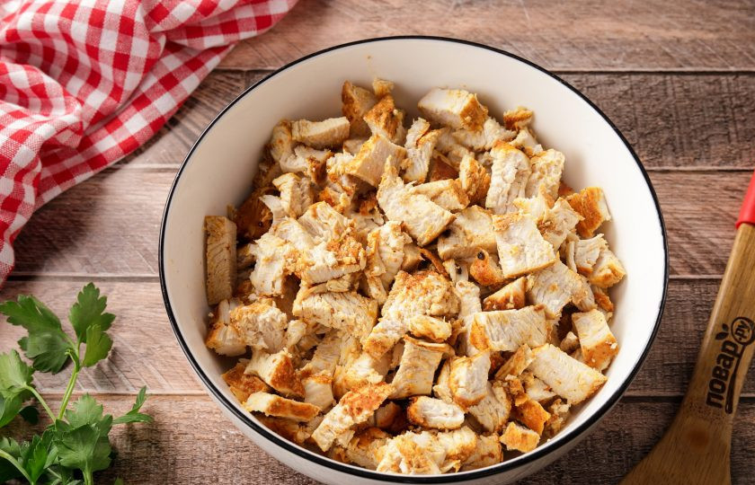 1. Этап. Шаурма в аэрогриле: Грудку нарежьте небольшими кусочками.