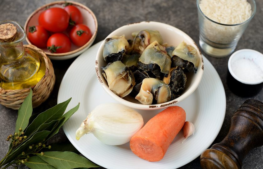 1. Этап. Плов с рапанами: Тщательно помойте мясо рапанов под проточной водой от остатков песка. Почистите и помойте лук, морковь и чеснок.