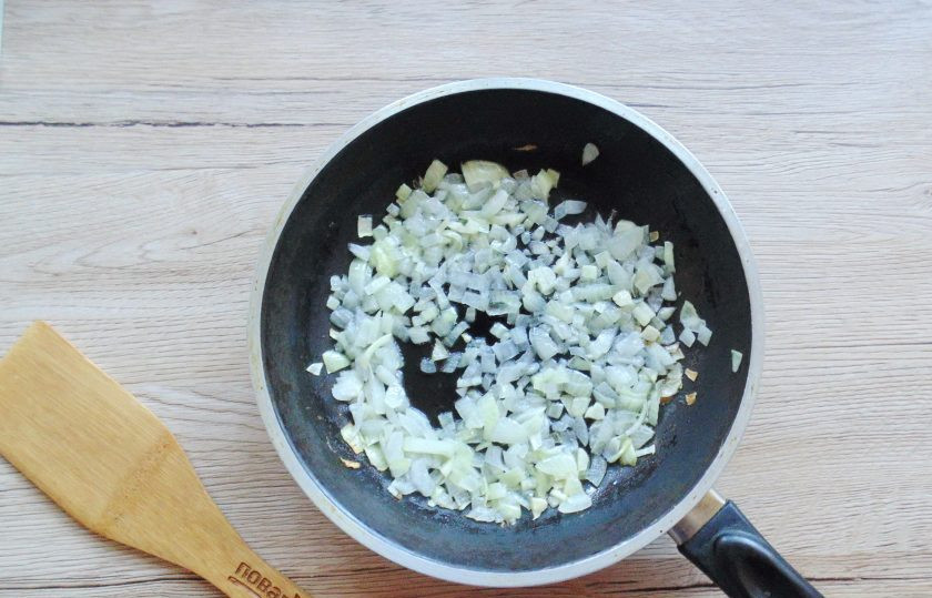 1. Этап. Суп из чечевицы с фаршем: Обжаривайте лук с чесноком на среднем огне до прозрачности.