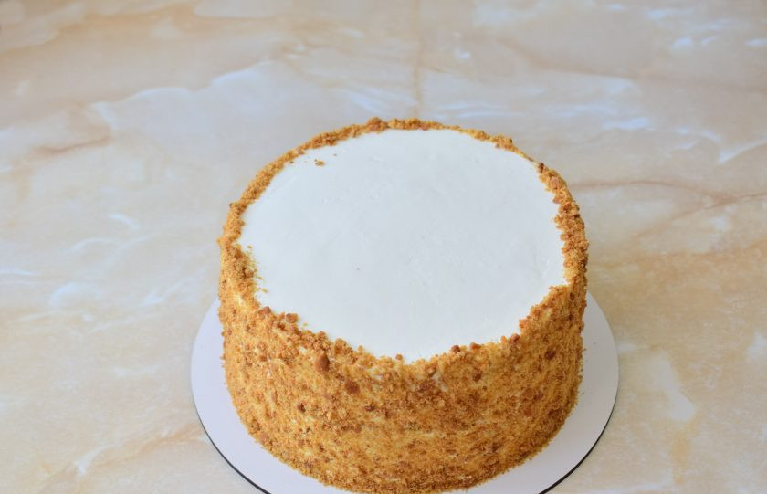 1. Этап. Медовик с клубникой и сметанным кремом: Остатки коржей измельчите и обсыпьте торт. Можно обсыпать только по бокам, а можно и сверху.