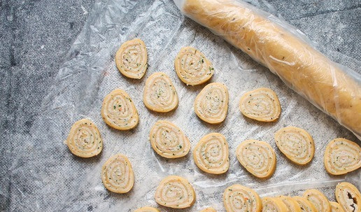 1. Этап. Закусочное печенье с ветчиной и сыром: Подготовленный рулет порежьте на кружочки толщиной 7 миллиметров.