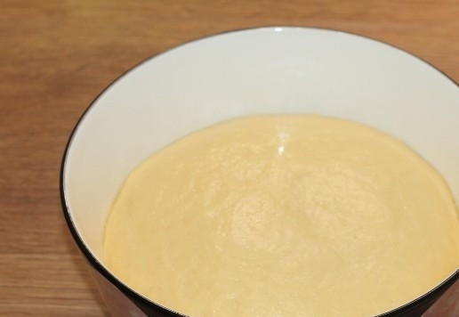 1. Этап. Сдобный пасхальный хлеб с тремя начинками: 12. Тесто поднялось, обминаю...