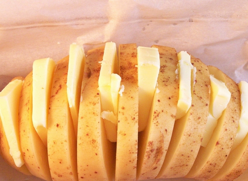 1. Этап. Печеный картофель с сыром: 2. Ломтиками нарезаем пармезан и сливочное масло. Вкладываем в разрезы картофеля по очереди. Отправляем картофель в разогретую духовку и запекаем при температуре 200 градусов примерно 45 минут.