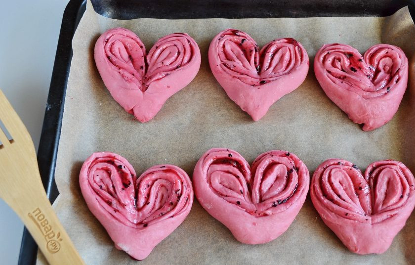 1. Этап. Плюшки Для любимых: на пергамент уложите плюшки, накройте полотенцем и оставьте на 20 минут. После чего выпекайте при температуре 170-180 градусов 20-25 минут.