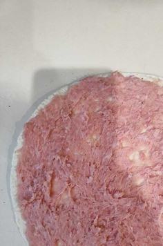 1. Этап. Бургер в лепёшке: Берем 4 лепешки-тортильи. Готовый фарш, приправленный по вашему вкусу, делим на 4 равные части. Наносим фарш на одну сторону лепешки по всей поверхности. Именно такого количества фарша достаточно для 4 лепешек диаметром 20см